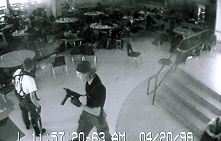 Záběr ze školního masakru na Columbine v USA.