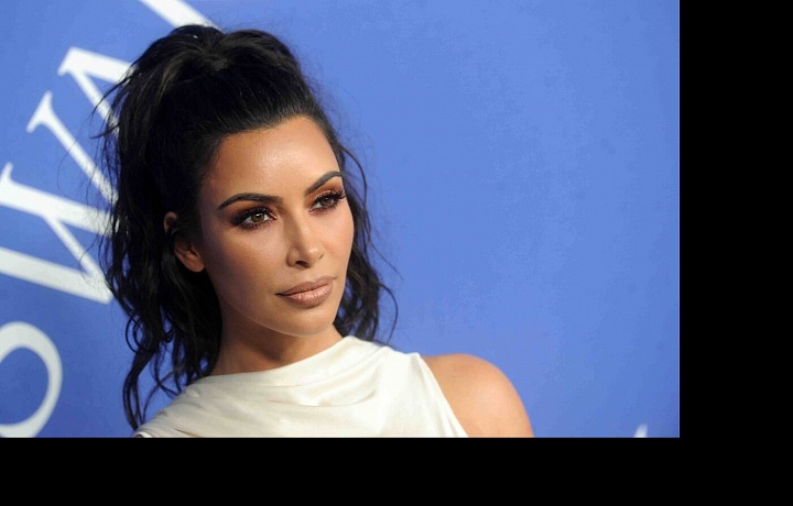 Kim Kardashian už roky trápí lupénka