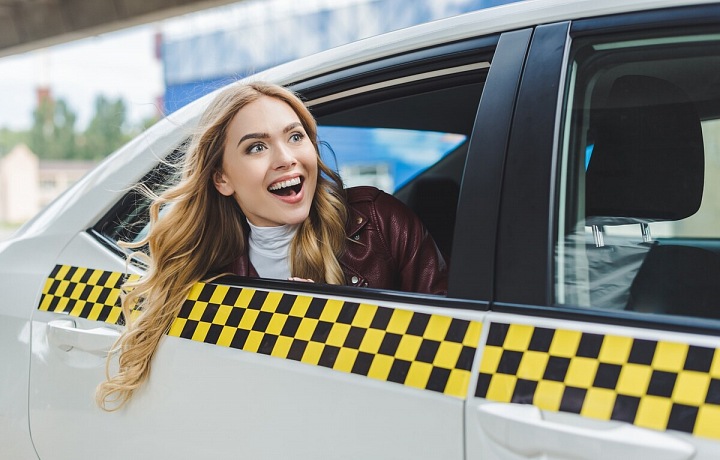 Dívka v taxíku s rozzářenýma očima