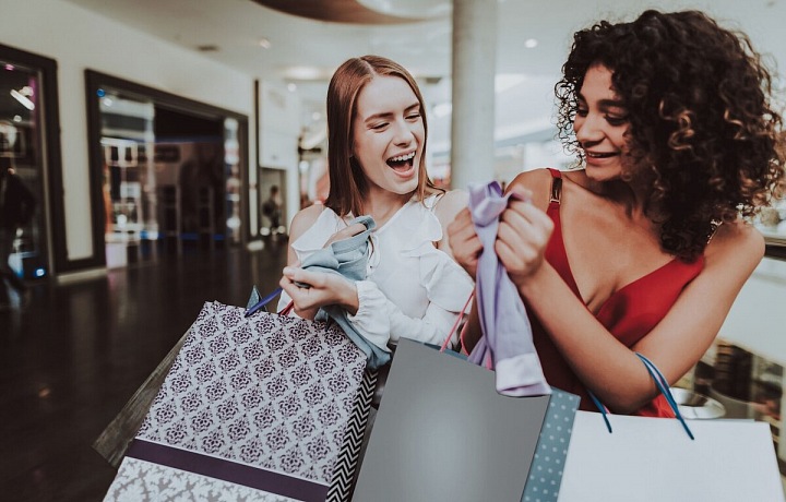 Nákupní domy z předrevoluční doby nezaostávají oproti novým centrům. 