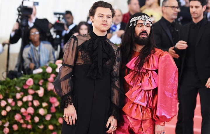 Harry Styles (vlevo) v módě rád experimentuje. 