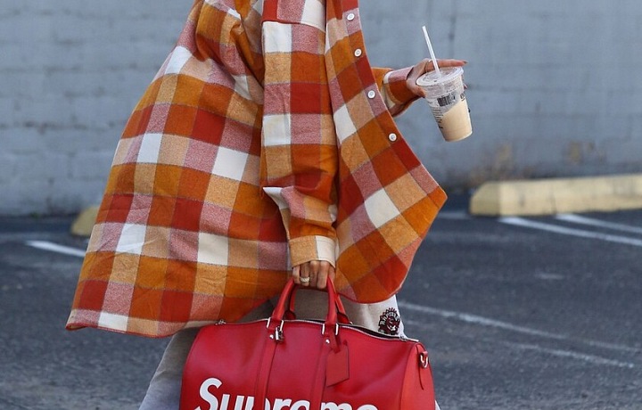 Tašku Supreme za 10 tisíc liber vynesla i Hailey Bieber. 