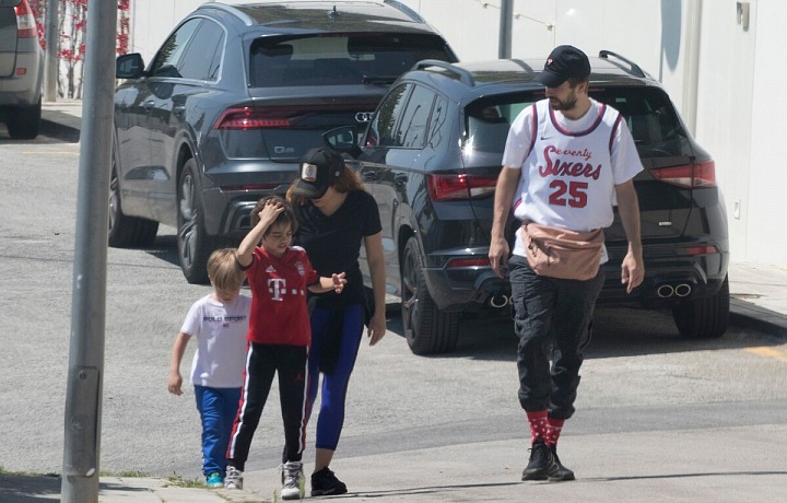 Známý fotbalista a zpěvačka se svými dětmi