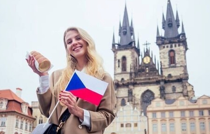 Dívka s českou vlajkou na Staroměstském náměstí.