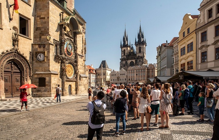Lidé na Staroměstském náměstí