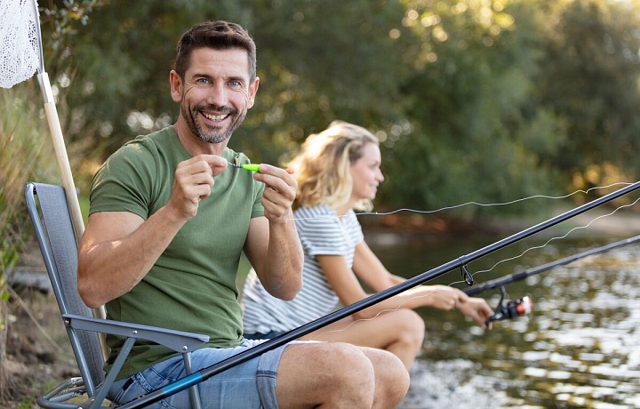 Mladý pár při rybaření.