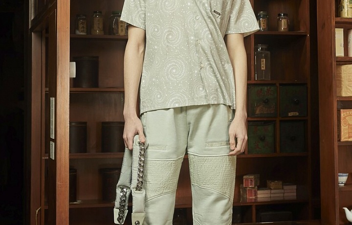 Modelka ve volném tričku