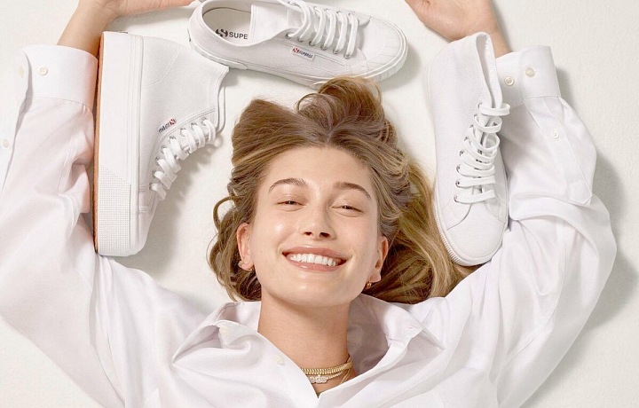 Hailey Bieber pro značku Superga