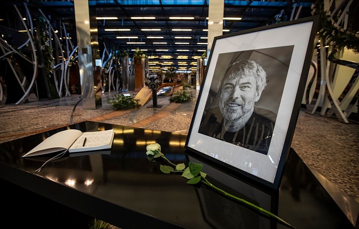 Vdově po Petru Kellnerovi se dál ekonomicky daří