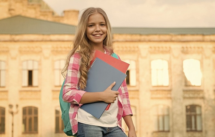 Mladá dívka studentka stojící před muzeem
