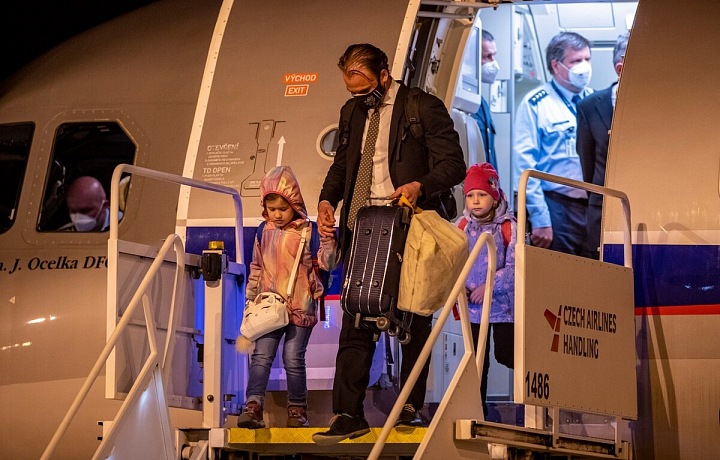 Rodiny českých diplomatů se po vyhoštění z Mosky vrátili zpět do Česka