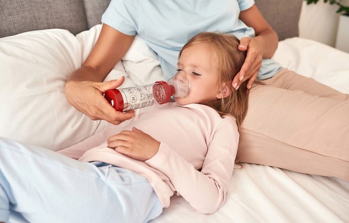 Holčička s dýchacími potížemi.