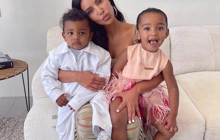 Kim Kardashian s dvěma nejmladšími dětmi - Chicago a Psalm