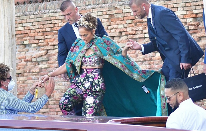 Jennifer Lopez vykoukla cedulka