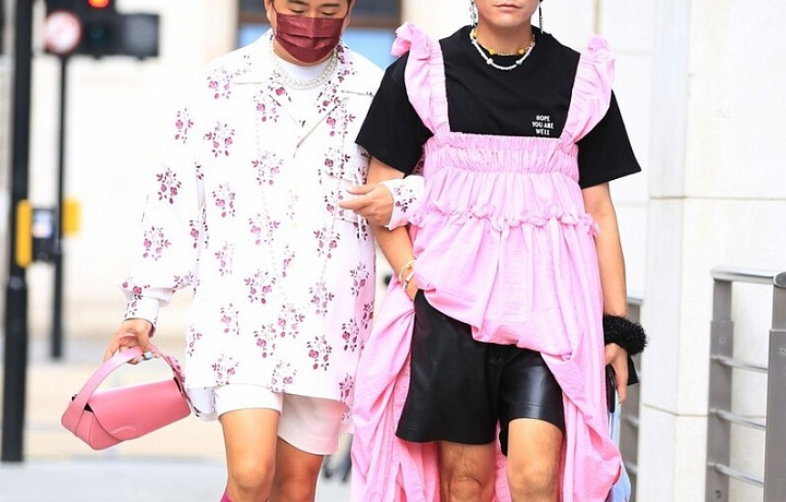 Růžové šaty už nejsou evidentně pouze pro dámy