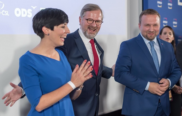 Markéta Pekarová Adamová, Petr Fiala a. Martin Jurečka se radují z výsledků voleb