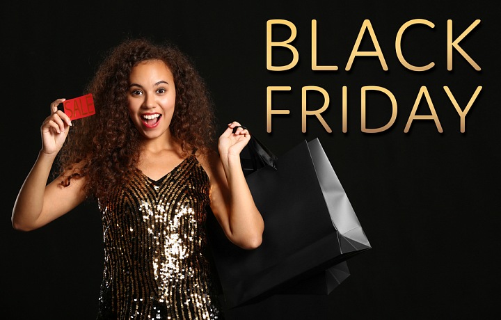 Žena s kreditní kartou v ruce těšící se na Black Friday