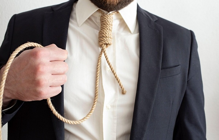 Muž se smyčkou na krku.