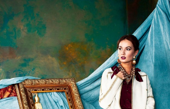 Krásná žena na zámku se zátiším.