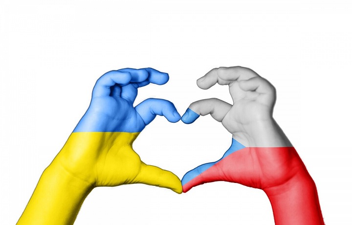 Ukrajinsko-české srdce vytvořené z rukou