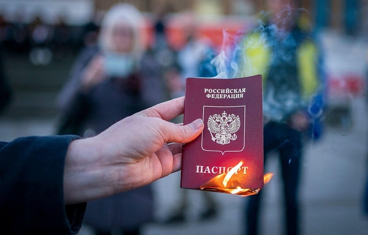 Zapálený ruský pas v ruce.