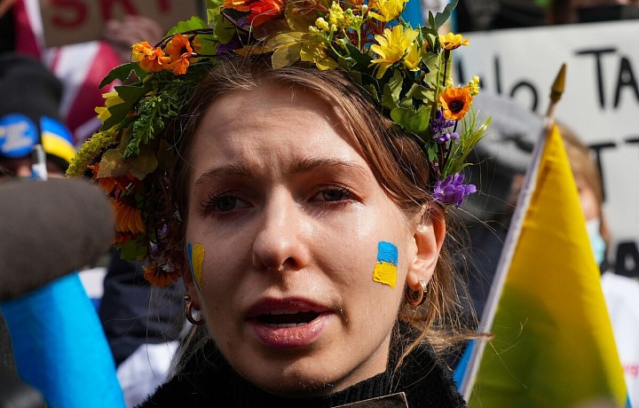 Lena protestující proti válce na Ukrajině.