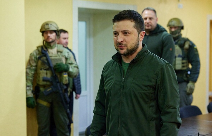 Zelenskyj v khaki zeleném outfitu
