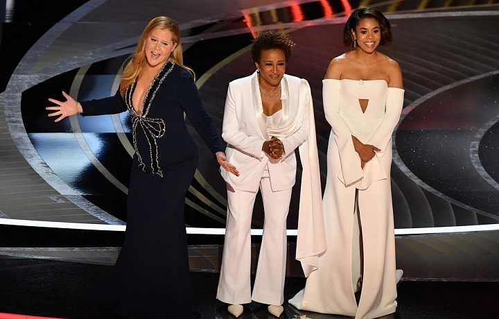 Moderátorky, které otevřely oscarový večer: Amy Schumer, Wanda Sykes a Regina Hall. 