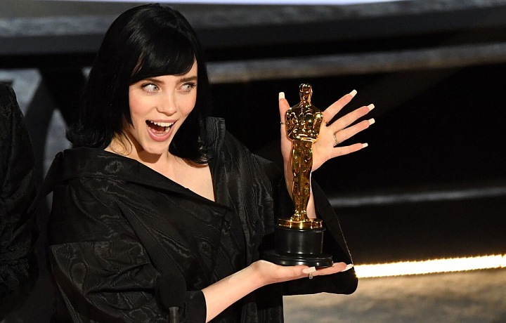 Billie Eilish se zapsala do historie jako nejmladší držitelka Oscara ve své kategorii. 