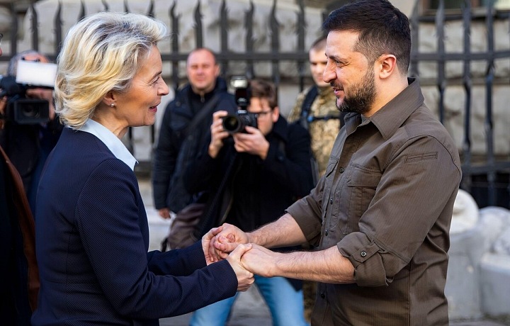 Ursula von der Leyen s prezidentem Zelenským na návštěvě v Kyjevě. 