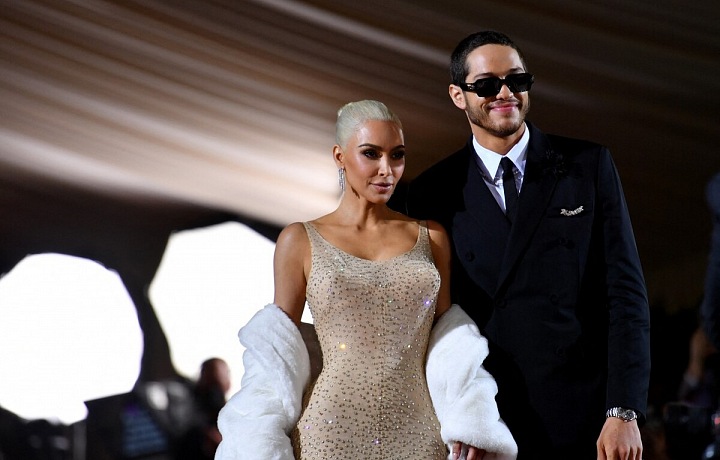 Kim Kardashian v šatech Marylin Monroe s partnerem Petem Davidsonem. 