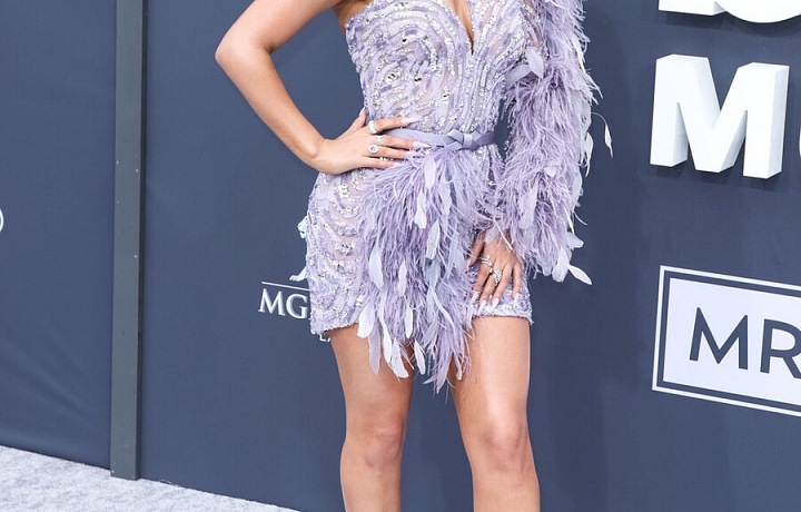 Becky G zazářila v luxusních šatech s peříčky.