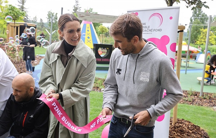 Otevření dětského hřiště zavdalo příčinu k dalším spekulacím o budoucnosti vztahu Písařovicové s Brzobohatým