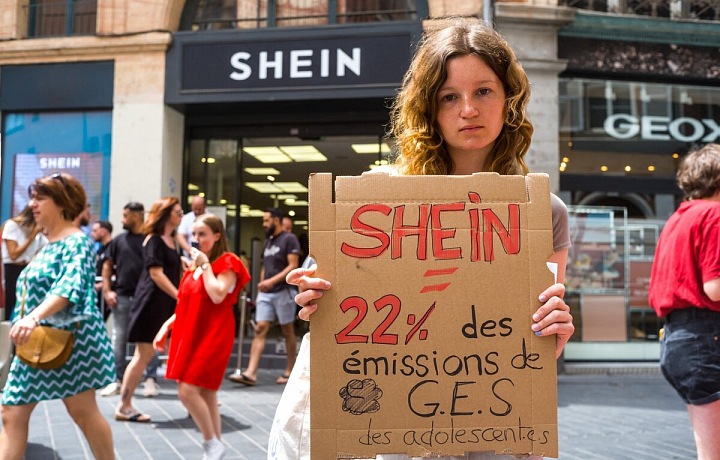 Proti řetězcům jako je Shein se často protestuje, značka ale neustále roste