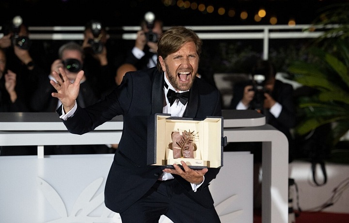  Režisér filmu Triangle of Sadness se raduje ze Zlaté palmy. 