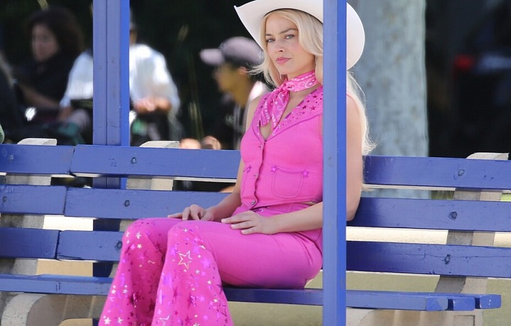 Margot Robbie při natáčení filmu Barbie