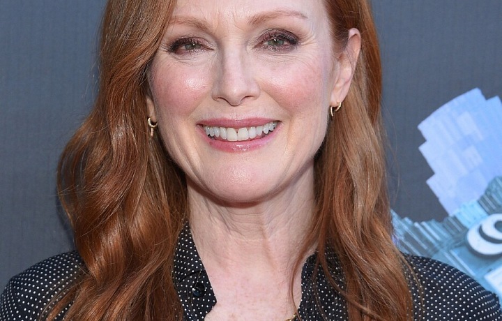 Julianne Moore září štěstím.