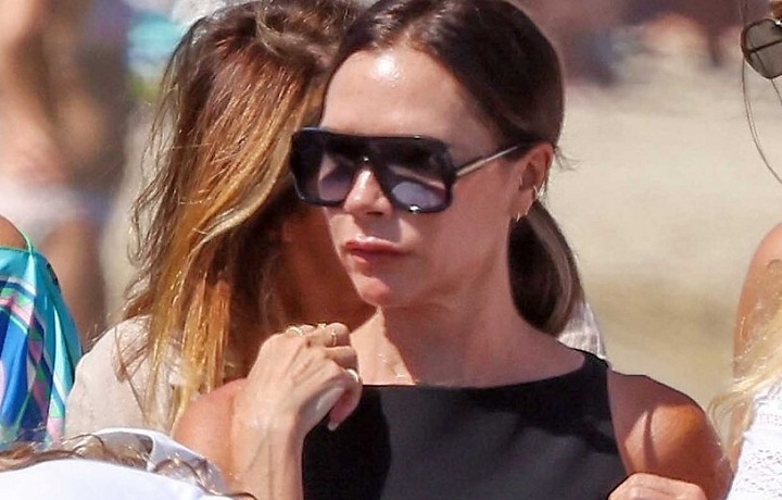Victoria Beckham při příjezdu