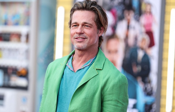 Brad Pitt v brčálově zeleném saku s kalhotami. 