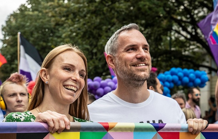 Duhový průvod na festivalu hrdosti LGBT+ komunity Prague Pride 2022, Zdeněk Hřib (Piráti) s manželkou