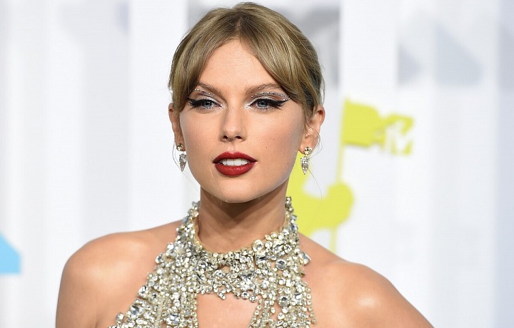 Krásná a vždy dokonalá Taylor Swift.