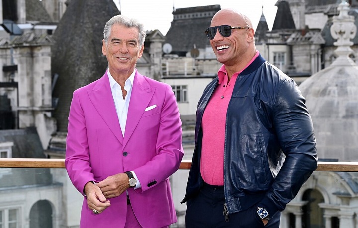 Pierce Brosnan a Dwayne Johnson