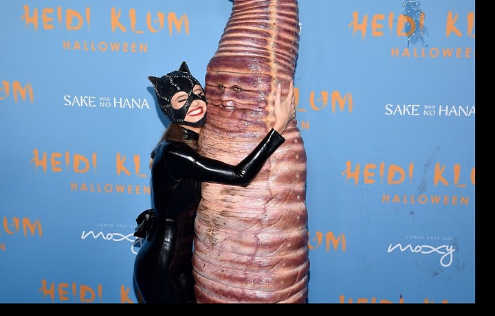 Každý rok má Klum různé tematické kostýmy, které často zahrnují rozsáhlé masky, speciální efekty a detailní make-up. 