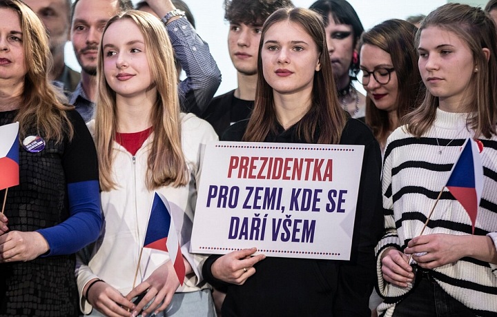 Mladí voliči ve volebním štábu Danuše Nerudové
