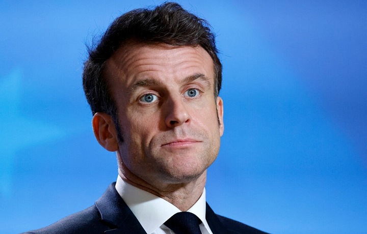 Macron byl vyzván k odebrání vyznamenání 