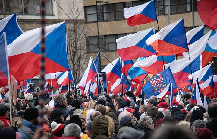 Demonstrace v Praze se účastnilo tisíce lidí