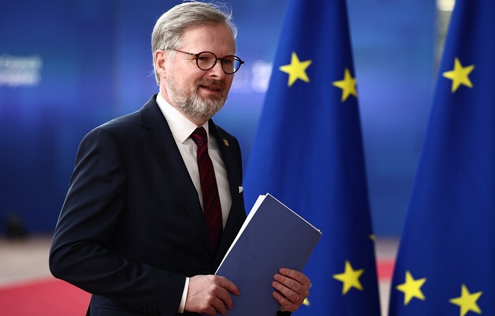 Důvěra ve Fialovu vládu klesla