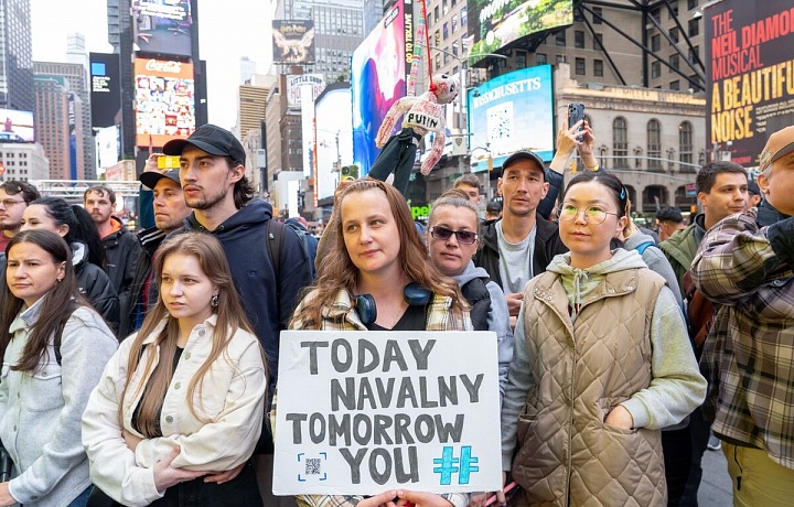 Protestující dav v Rusku.