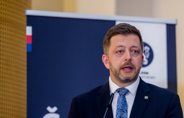 Ministr vnitra plánuje schválení korespondenční volby na pozdější dobu