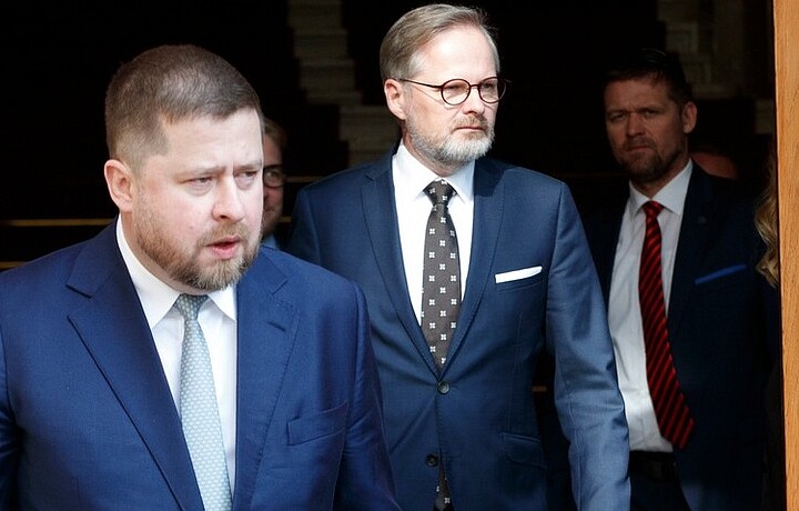 Guvernér centrální banky spolu s premiérem Petrem Fialou